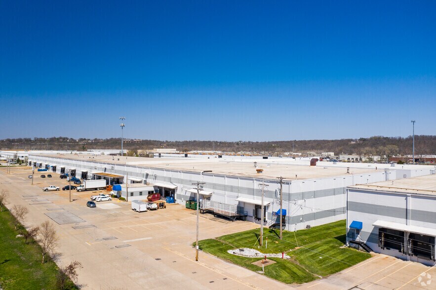 More Photos Of 2012 Corporate 44 Dr, Fenton Unknown For Lease