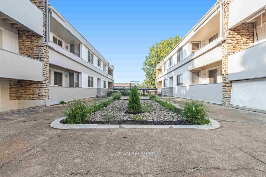 More Photos Of 8831-8837 Glenwood Ct, Overland Park Apartments For Sale