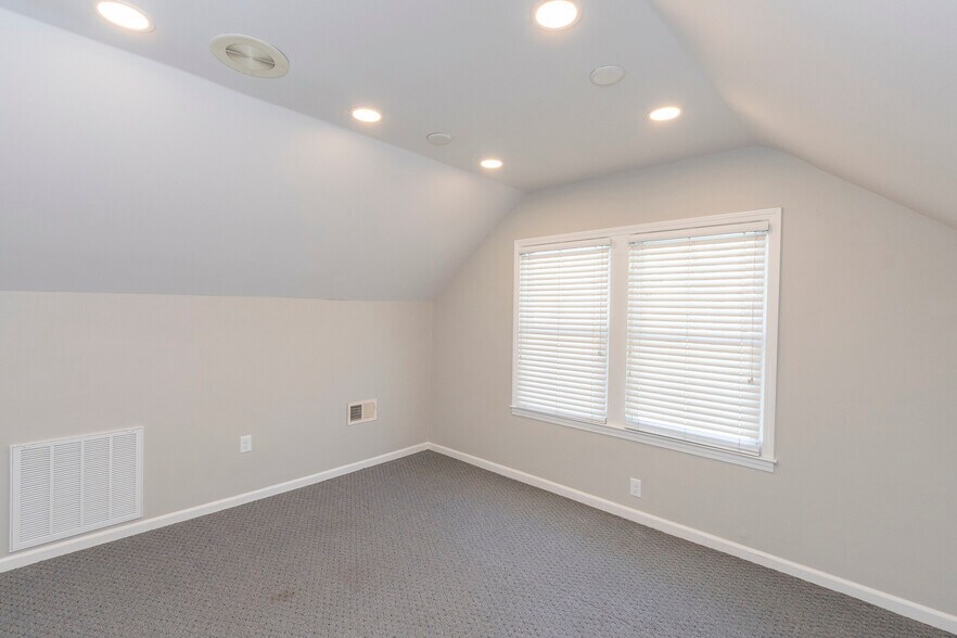 More Photos Of 2006 N Main St, Anderson Office For Sale