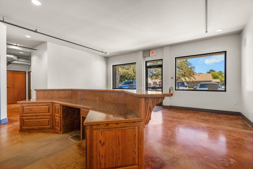 More Photos Of 209 S Shady Shores Dr, Lake Dallas Light Manufacturing For Lease