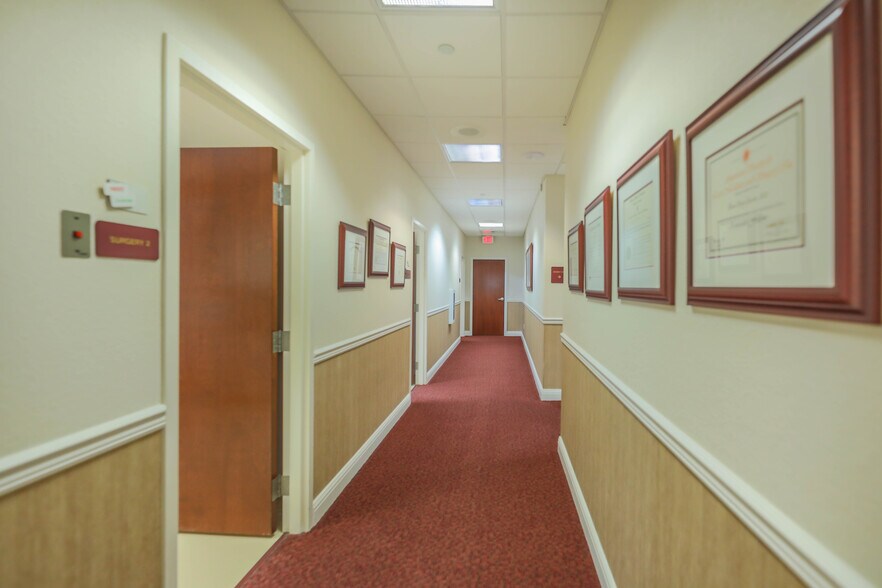 More Photos Of 9090 Park Royal Dr, Fort Myers Medical For Lease