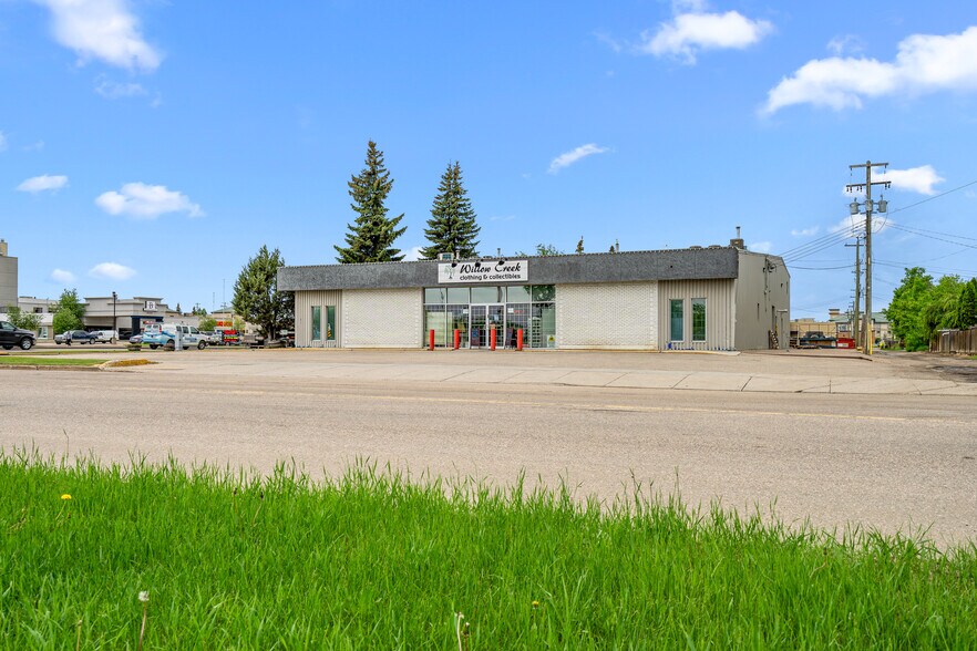 More Photos Of 5402 44 St, Lloydminster Freestanding For Sale
