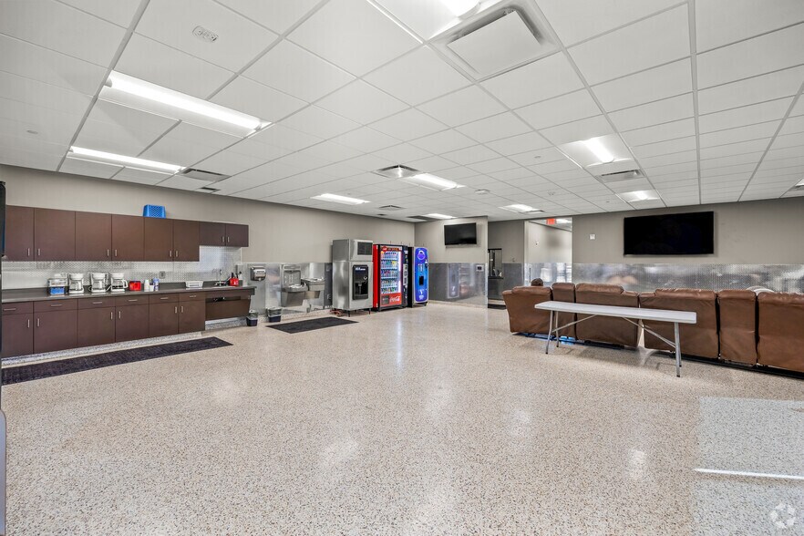 More Photos Of 3501 S Burleson Blvd, Alvarado Truck Terminal For Sale