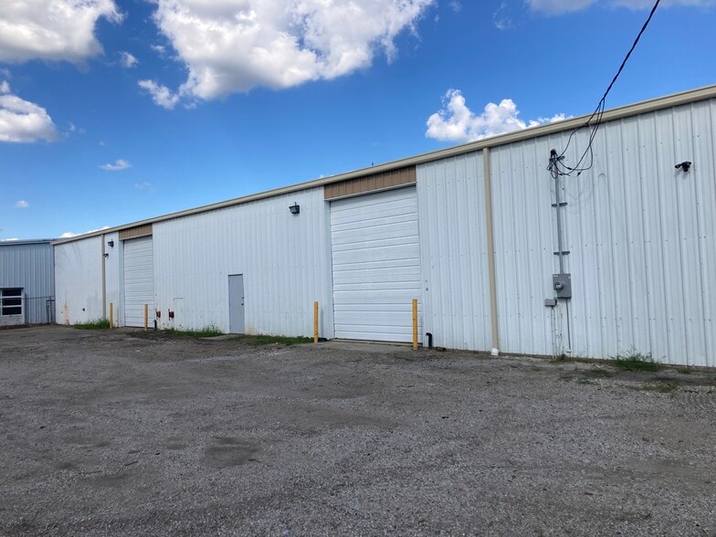 More Photos Of 102 Saul Dr, Scott Warehouse For Lease