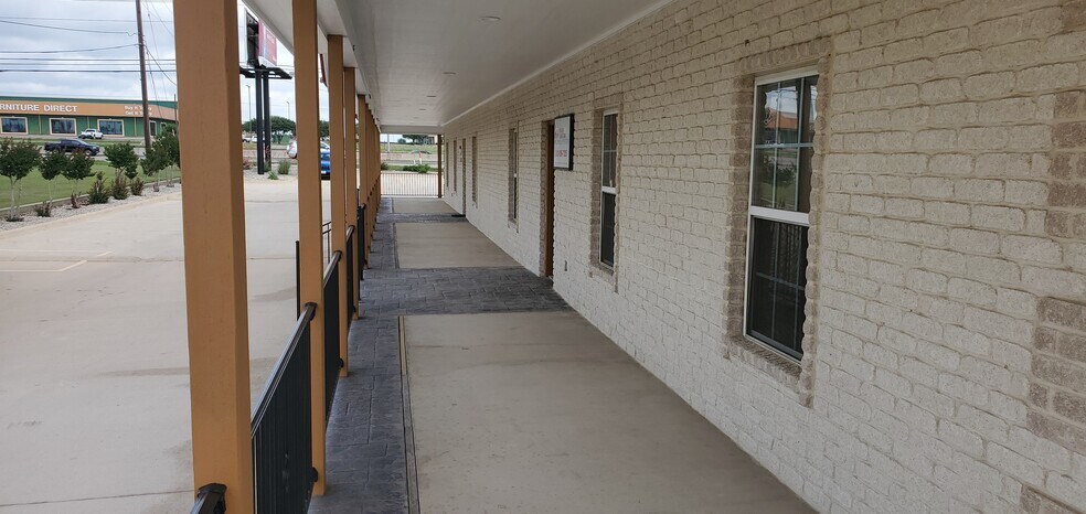 More Photos Of 2575 N I-35, San Marcos Office For Lease
