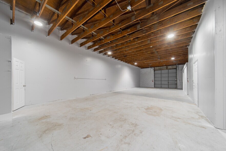 More Photos Of 3559 Veronica S Shoemaker Blvd, Fort Myers Warehouse For Lease