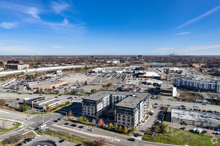 More Photos Of 1700 Plymouth Rd, Minnetonka Apartments For Lease