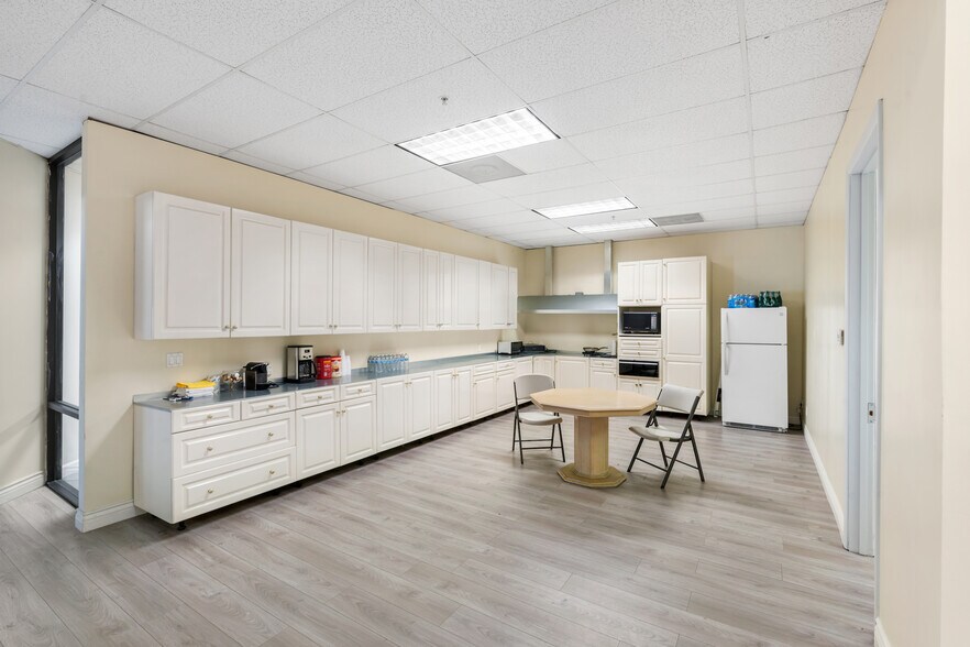More Photos Of 708 N Vincent Ave, Covina Manufacturing For Lease