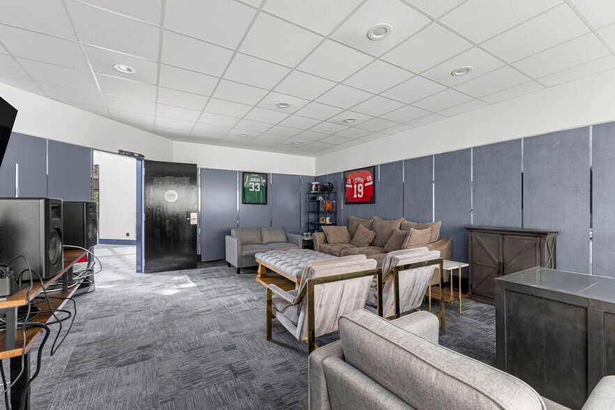 More Photos Of 15360 S Commerce Dr, Dearborn Office For Sale