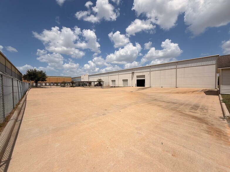 More Photos Of 10839 Train Ct, Houston Distribution For Lease