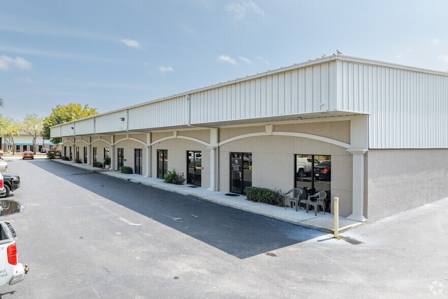 More Photos Of 17222 Alico Center Rd, Fort Myers Showroom For Lease
