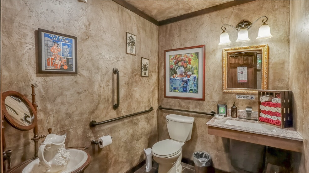 More Photos Of 1114 N Bluebird Rd, Eagle River Bar For Sale