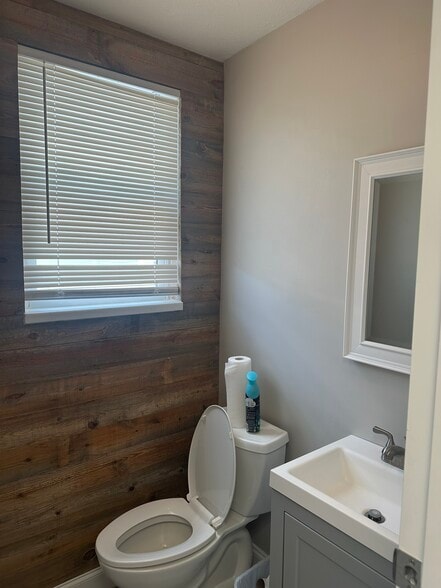 More Photos Of 710 1st Ave SW, Largo Office For Lease
