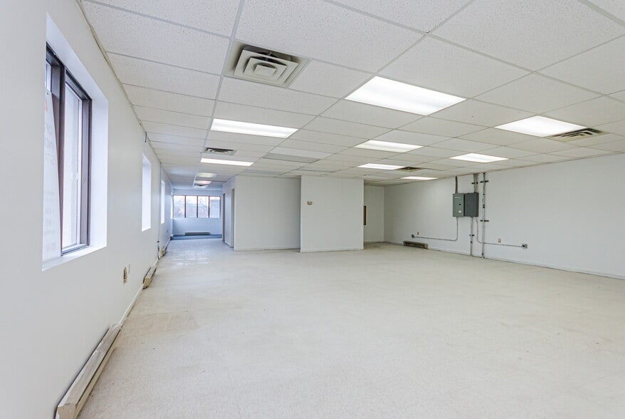More Photos Of 151 Brock St N, Whitby Warehouse For Lease