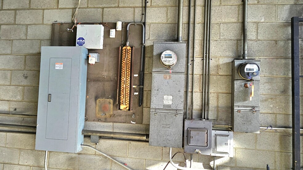 More Photos Of 950 E Pico Blvd, Los Angeles Warehouse For Lease