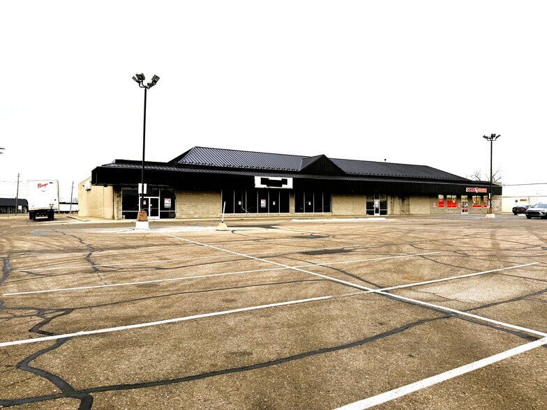 More Photos Of 11811 E 8 Mile Rd, Warren General Retail For Lease