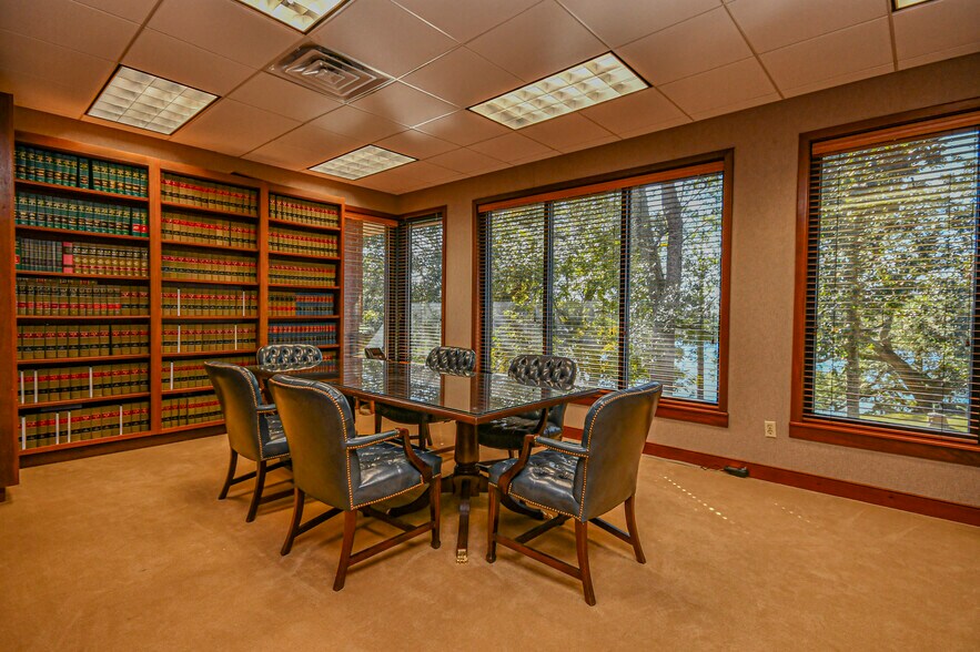 More Photos Of 220 Mckenzie Ave, Panama City Office For Sale
