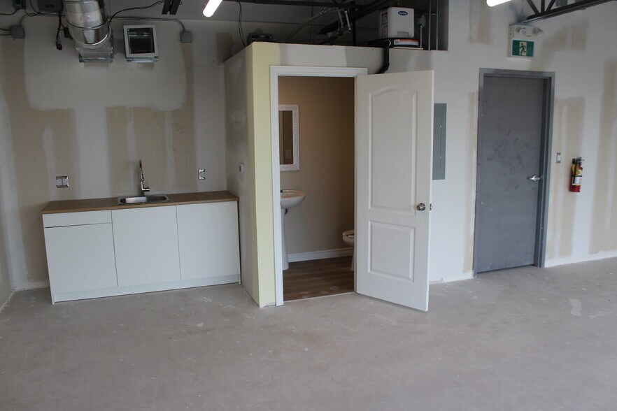 More Photos Of 585 Hanlon Creek Blvd, Guelph Showroom For Lease