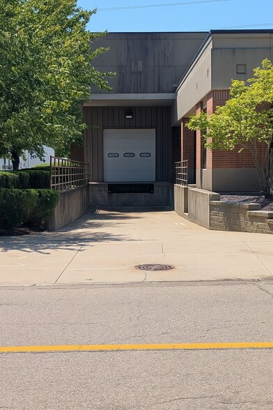 More Photos Of 1625 Commerce Pky, Bloomington Office For Sale