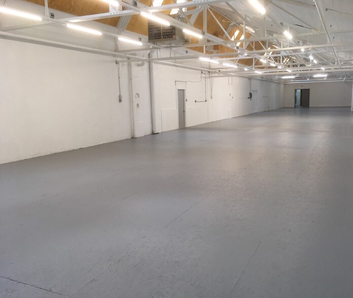 More Photos Of 2501-2503 Deborah Ave, Zion Manufacturing For Lease