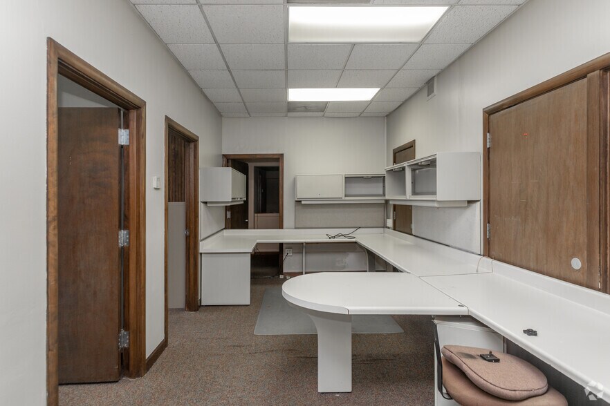 More Photos Of 216 W Madison St, Waukegan Office For Sale