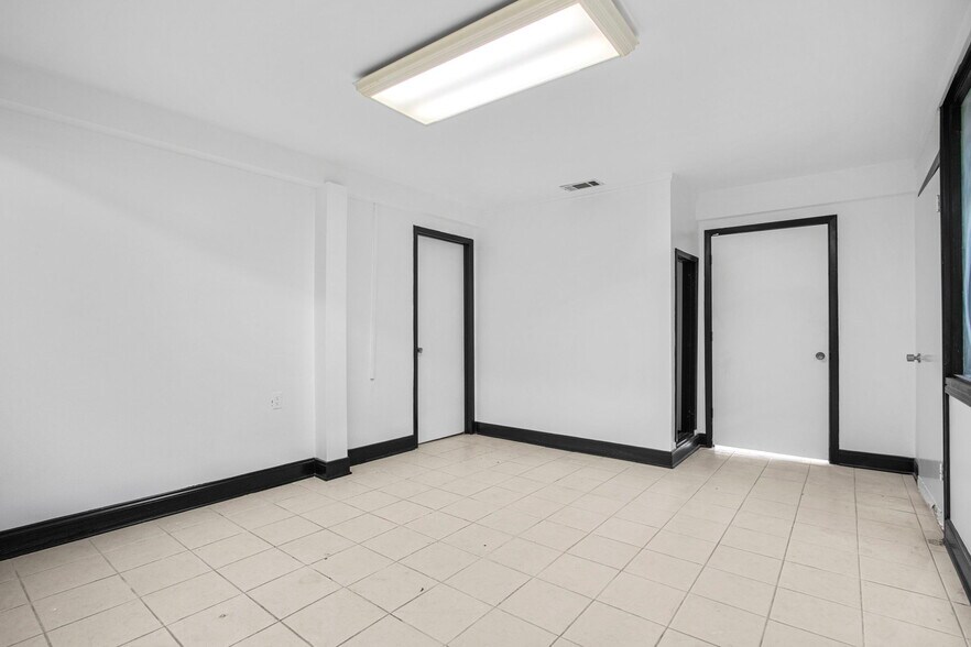More Photos Of 6816 Larkwood Dr, Houston Industrial For Sale