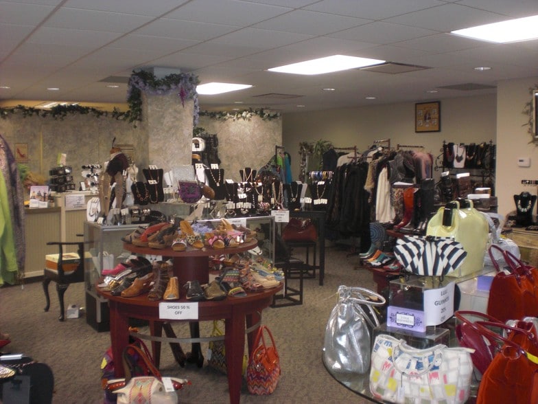 More Photos Of 121 Ghent Rd, Fairlawn Storefront Retail Office For Lease