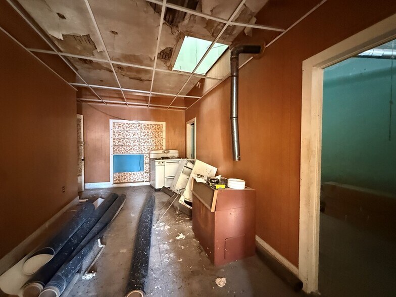 More Photos Of 130 W Main St, Westfield Flex For Sale