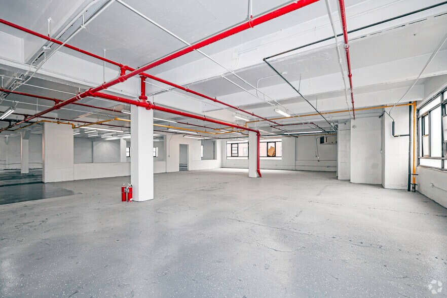 More Photos Of 753-755 E 134th St, Bronx Warehouse For Lease