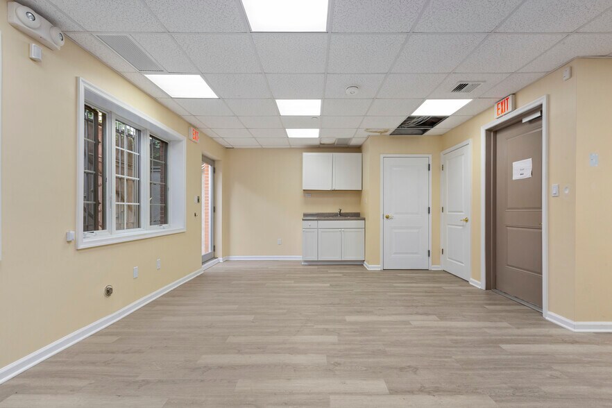 More Photos Of 2717 Crescent St, Astoria Medical For Lease