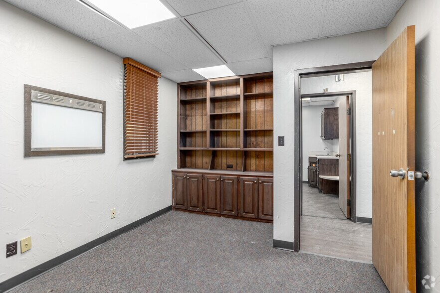 More Photos Of 2801 Parklawn Dr, Midwest City Medical For Lease