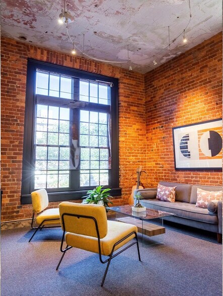 More Photos Of 7 S Laurens St, Greenville Office For Sale