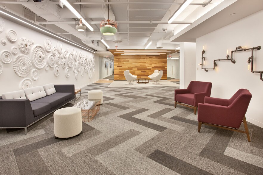 More Photos Of 2550 S Clark St, Arlington Office For Lease