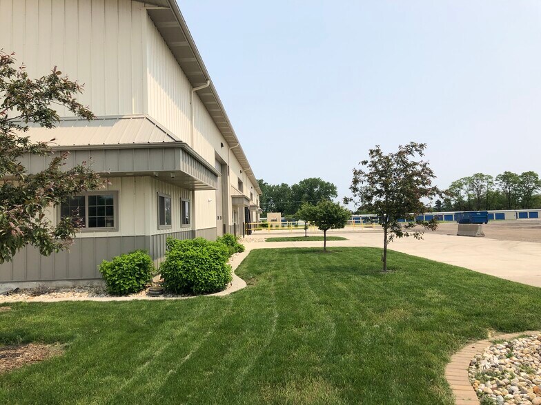 More Photos Of 100 Brakeshoe Ct, East Moline Warehouse For Lease