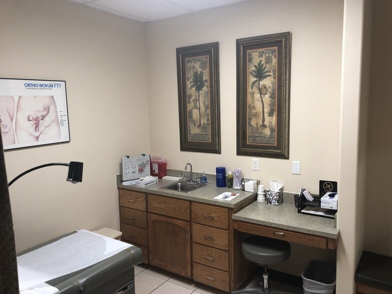 More Photos Of 1022 E Griffin Pky, Mission Medical For Sale