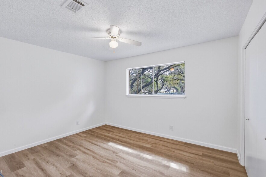 More Photos Of 7900 Hudson Loop, Austin Contractor Storage Yard For Lease