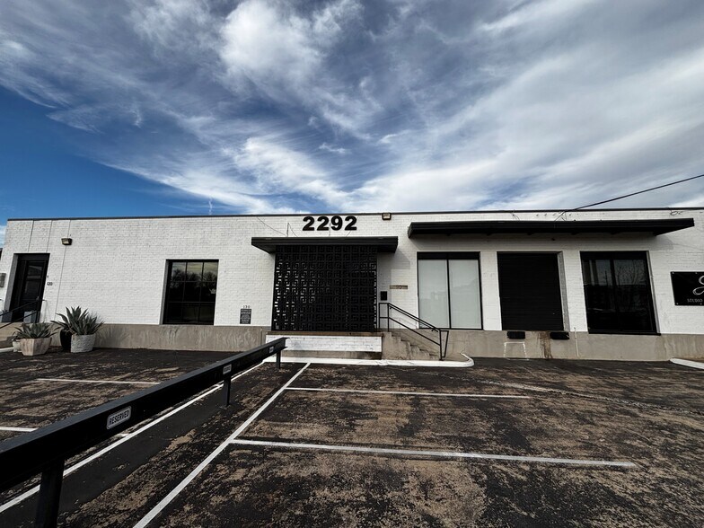 More Photos Of 2292 Vantage St, Dallas Flex For Lease