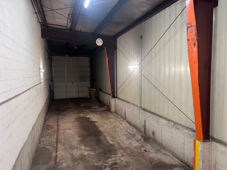 More Photos Of 1700 Landmark Rd, Aurora Warehouse For Lease