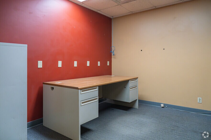 More Photos Of 9941 N Alpine Rd, Machesney Park Warehouse For Lease