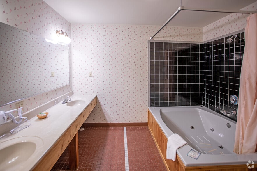 More Photos Of 9966 N State Road 27, Hayward Hotel For Sale