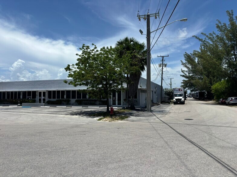 More Photos Of 111 SW 33rd St, Fort Lauderdale Warehouse For Lease