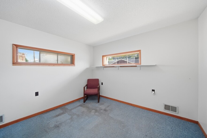 More Photos Of 208 Irwin St, Brooklyn Manufacturing For Sale