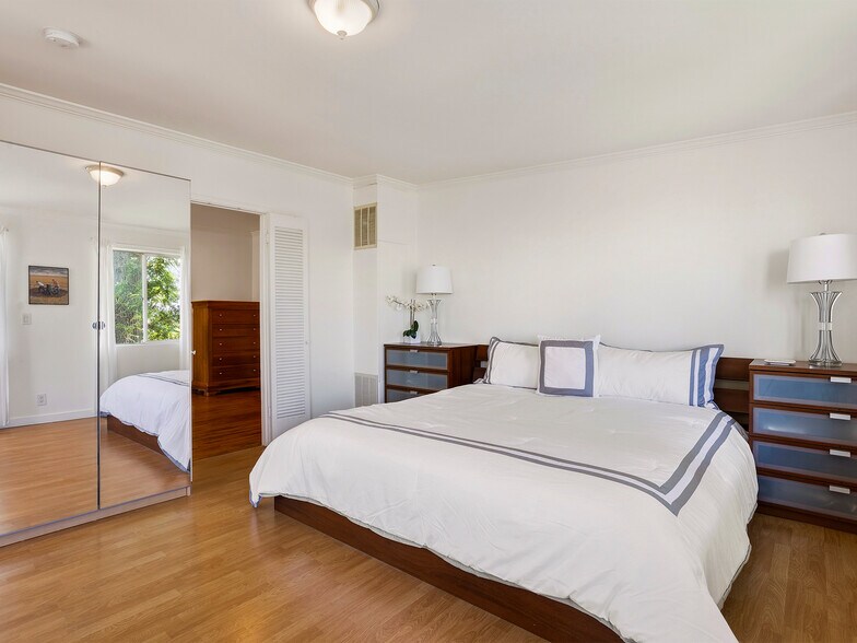 More Photos Of 1825 Altivo Way, Los Angeles Multifamily For Sale