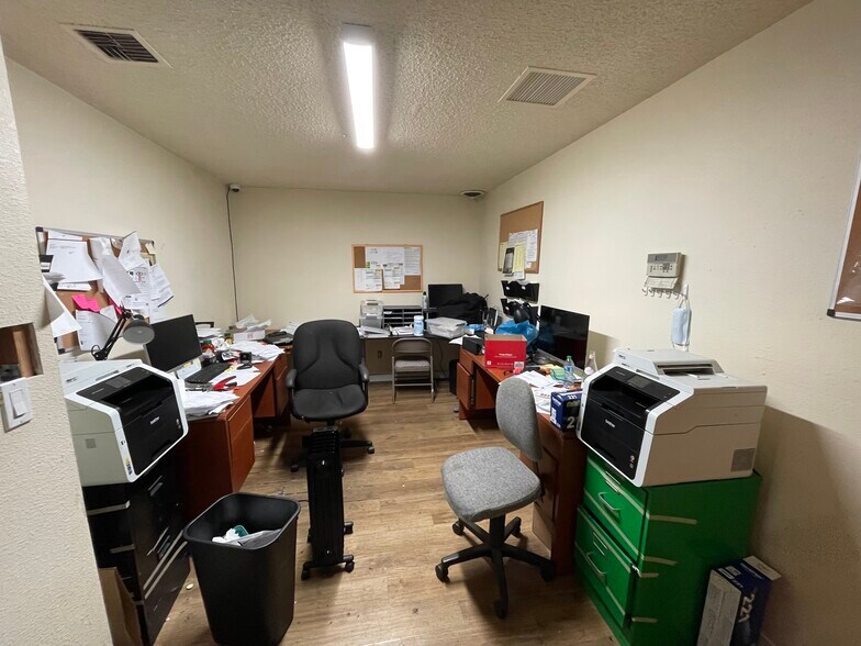 More Photos Of 835 Central Ave N, Kent Light Manufacturing For Lease