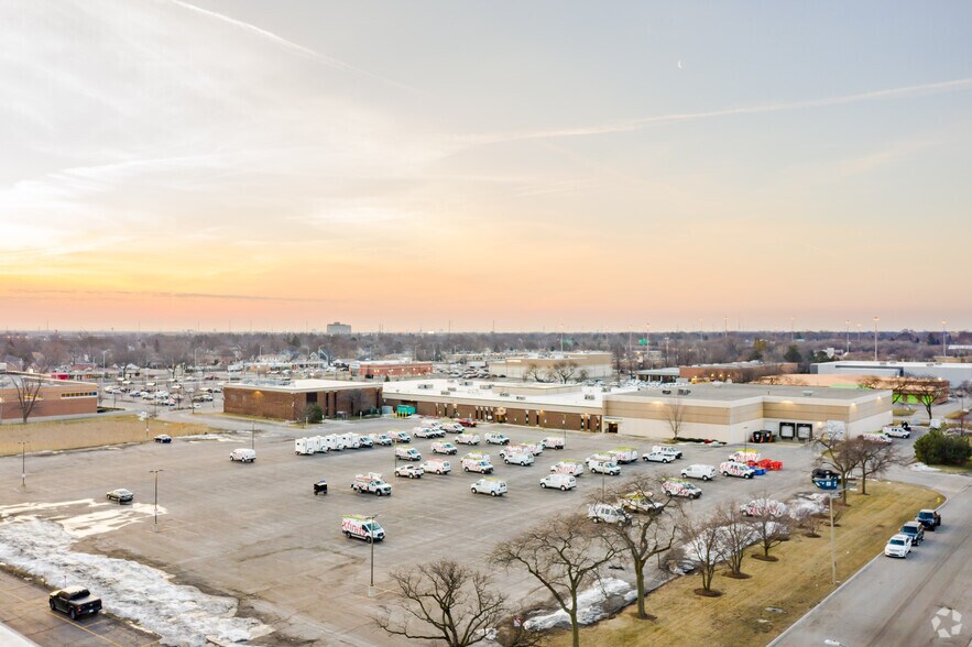 More Photos Of 677 N Larch Ave, Elmhurst Industrial For Sale