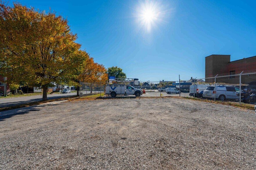 More Photos Of 219 Lochiel St, Sarnia General Retail For Sale