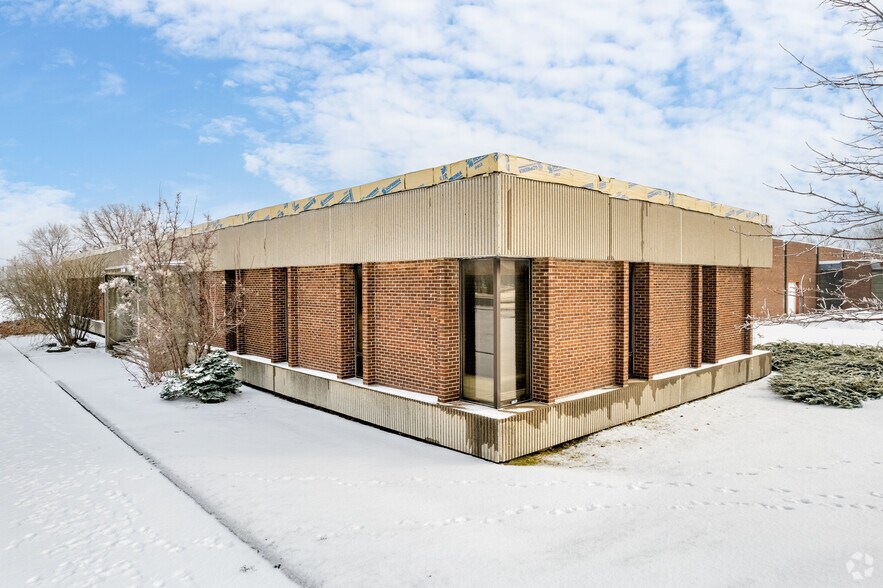 More Photos Of 1000 Boul Saint-Martin O, Laval Warehouse For Lease