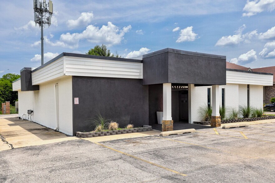 More Photos Of 6500 N Meridian Ave, Oklahoma City Medical For Sale