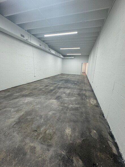 More Photos Of 2074-2090 NW 21st St, Miami Warehouse For Lease