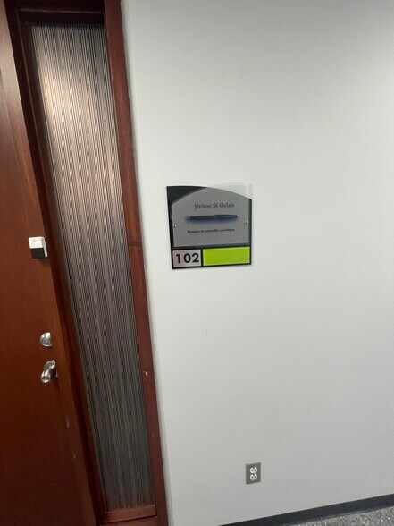 More Photos Of 3858-3870 Notre-Dame, Laval Office For Sale